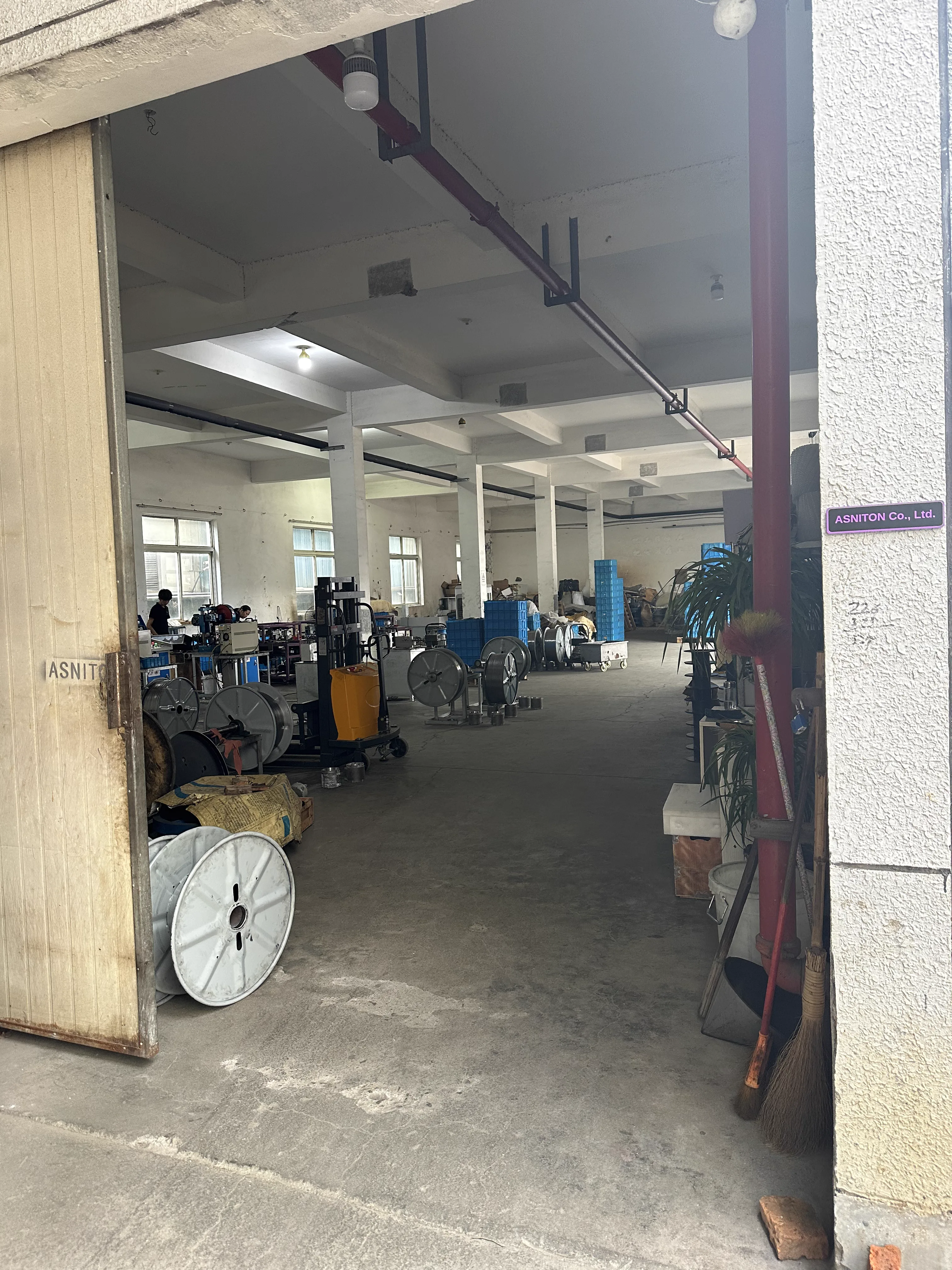 带ASNITON标识的厂区入口和车间实拍