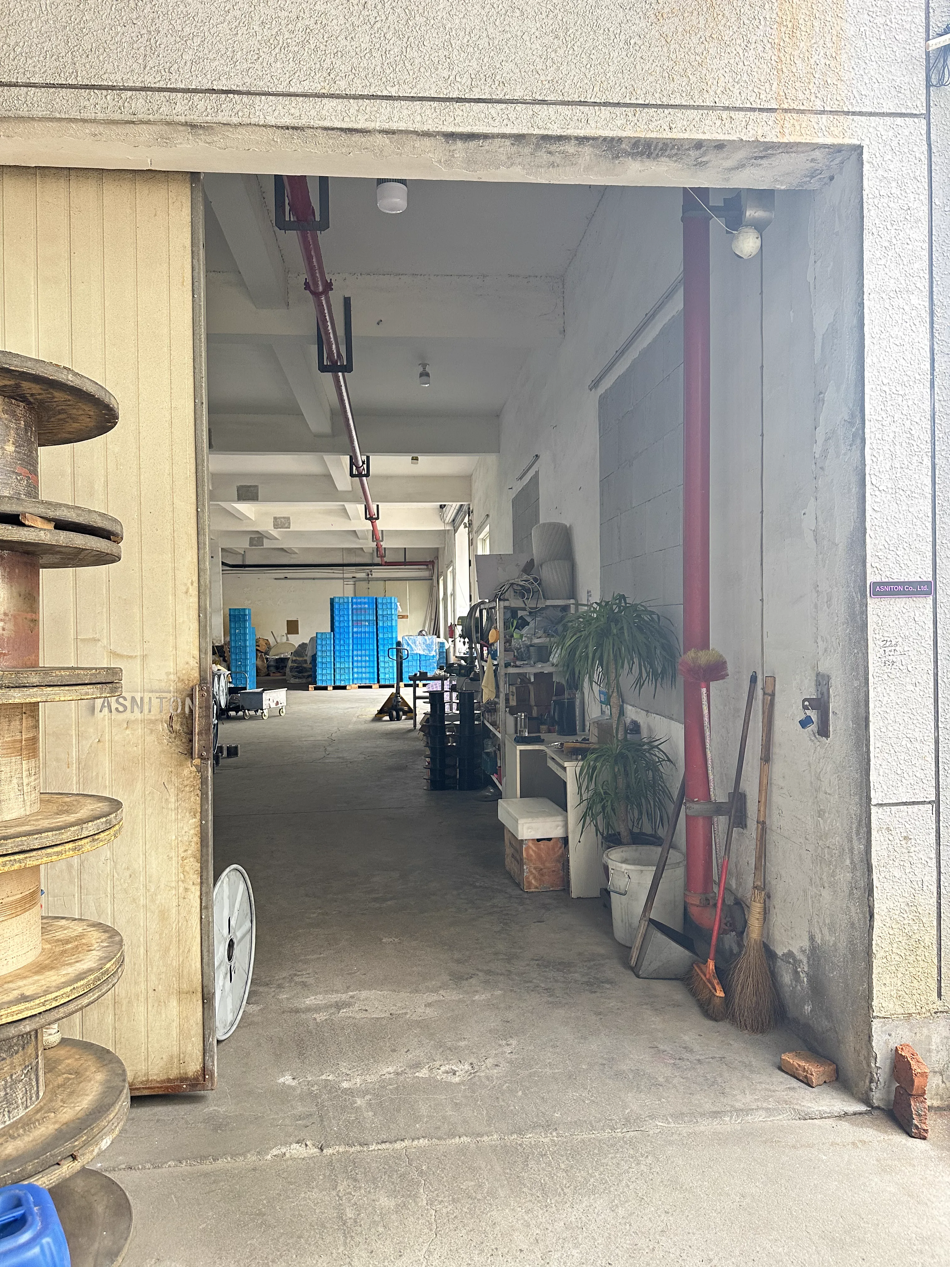 从厂区入口向内拍摄的车间全景